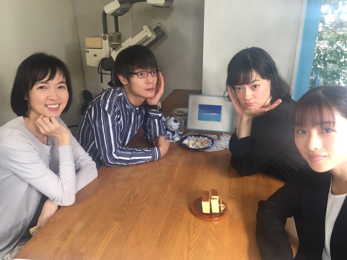 アンナチュラル ｔｂｓドラマ公式 １話ゲストで出演頂いた いしのようこ さんと この日がクランクインのシーンでした リハーサルでいしのさんのお芝居にスタッフがもらい泣き 素敵な女優さんにたくさん出て頂いてます ２話まであと５日 Tbs 金曜
