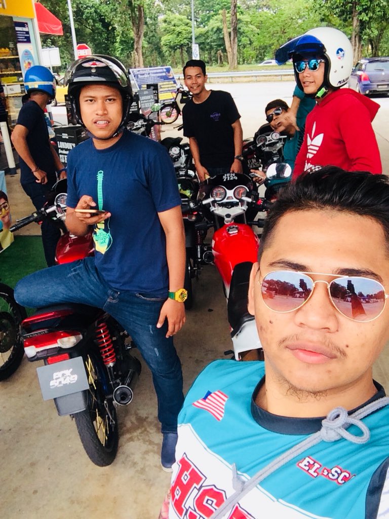 syamil125's tweet photo. Mcm2 halangan yg kami tempoh hujan wallet jatuh silap jalan alhamdulilallah yg paling lawak moto tkleh start tukaq la plug tgk2 spekok tk buka harey toi haha 😂 apa2 pn terbaik #nasilemakroyal #kualaperlis #rxzstilltheboss #yamaha https://t.co/g12KvkFuzE