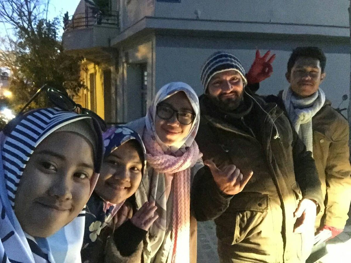 SMarantika's tweet photo. 2, Bapak penjual jagung yang saya lupa namanya siapa *astagfirullah* hadir dengan jagungnya yang hangat di sela-sela cuaca yang super dingin dan perut keroncongan susah makanan halal  #dutadauky @daukyfriends https://t.co/sjTZ3ZiOVO
