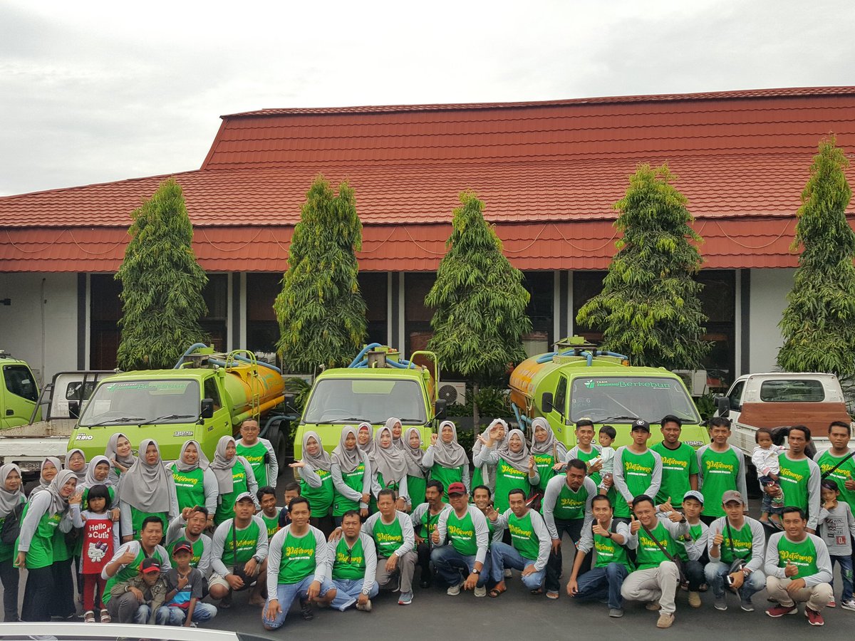 bwangiberkebun's tweet photo. Gathering Pekebun 2018 @bwangiberkebun @dpubmcktr_bwi @IDberkebun @Hariono_Pam @MohSafaat @max_rury @yulianpurnom @bayuhadiyanto2 https://t.co/PLY9Dtq7qQ