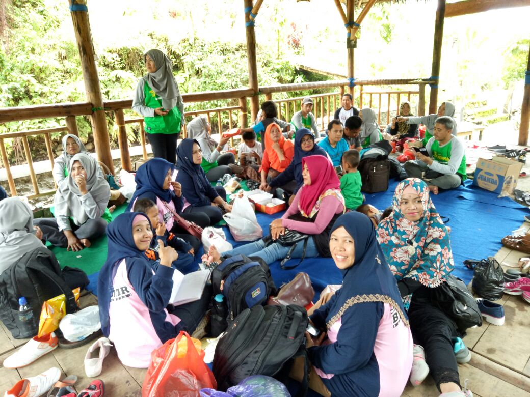 bwangiberkebun's tweet photo. Gathering Pekebun 2018 @bwangiberkebun @dpubmcktr_bwi @IDberkebun @Hariono_Pam @MohSafaat @max_rury @yulianpurnom @bayuhadiyanto2 https://t.co/PLY9Dtq7qQ