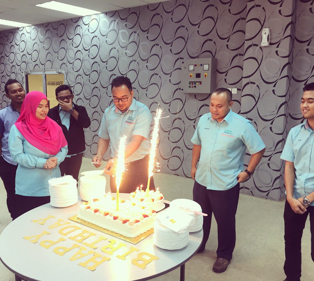 ABMUTARA's tweet photo. Selamat menyambut ulang tahun kelahiran kepada Ketua Pegawai Operasi ABM Utara : Encik Mohd Nazri bin Hj Zakaria dan kepada semua staf yang menyambut kelahiran pada bulan Januari. Semoga dipanjangkan umur dan dimurahkan rezeki.
#abmutara #membinakemahiran #skilltoacareer https://t.co/wmuifFzfCi