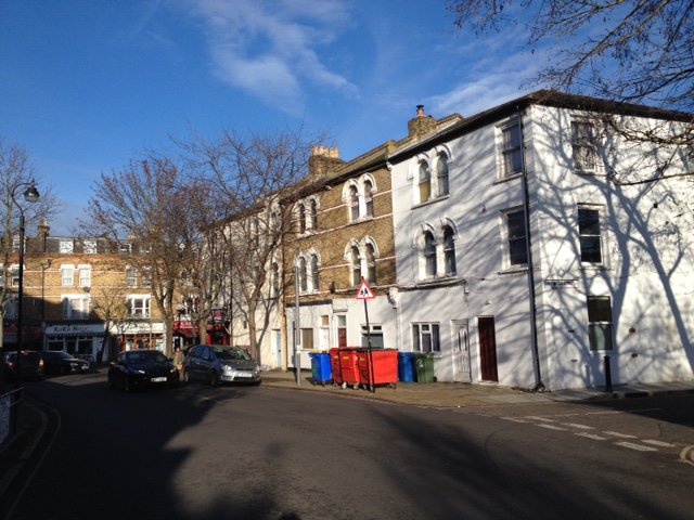 It is not all bare branches in #Peckham - such is the variety of exotic trees many of them are in flower.  See for yourself with the <a href="/thestreettree/">Paul Wood 🌳</a> guru Paul Wood <a href="/museumofwalking/">Museum of Walking</a> on the 21JAN bit.ly/2CcFWBZ <a href="/HiddenLondon/">Hidden London</a> @LDN@LDN_environment