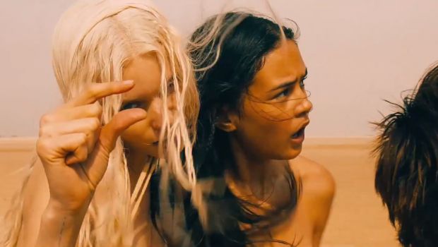 GuillaumeBixier's tweet image. Sur France 2, l&apos;inégalable #MadMaxFuryRoad. Sur TF1, le désincarné #Expendables2, déjà ringard à sa sortie. Deux visions opposées du cinéma d&apos;action, et malheureusement j&apos;ai bien peur que TF1 ne remporte encore une fois le duel.