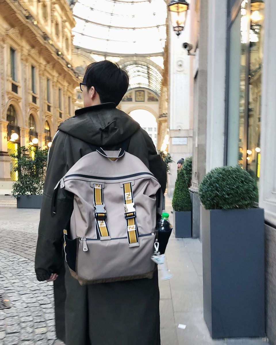 zznoii's tweet photo. sophiaxin_ IG เสี่ยวหยูว ผู้ช่วยสาวผมสั้นของโจว อัพ ig
#fendimen #TimmyXu #weizhou
/เด็กน้อยสะพายเป้ไปโรงเรียนเหรอลูก 😆🎒🏫
许魏洲的小猫屁屁 https://t.co/o4t8EA3JsR