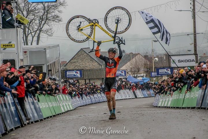 Tristan_Chaboch's tweet photo. 🇫🇷 Que d’émotions ! @chainelsteve bravo pour tout ce que tu apporte au cyclo-cross français 🇫🇷 Fan absolue 😍 https://t.co/GvBIILuxll