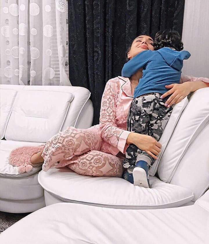 في حاجه قصه حب غريبه بين الولد وخالتو ممكن تضربيه يجري يستخبا في حضنها 😃💙