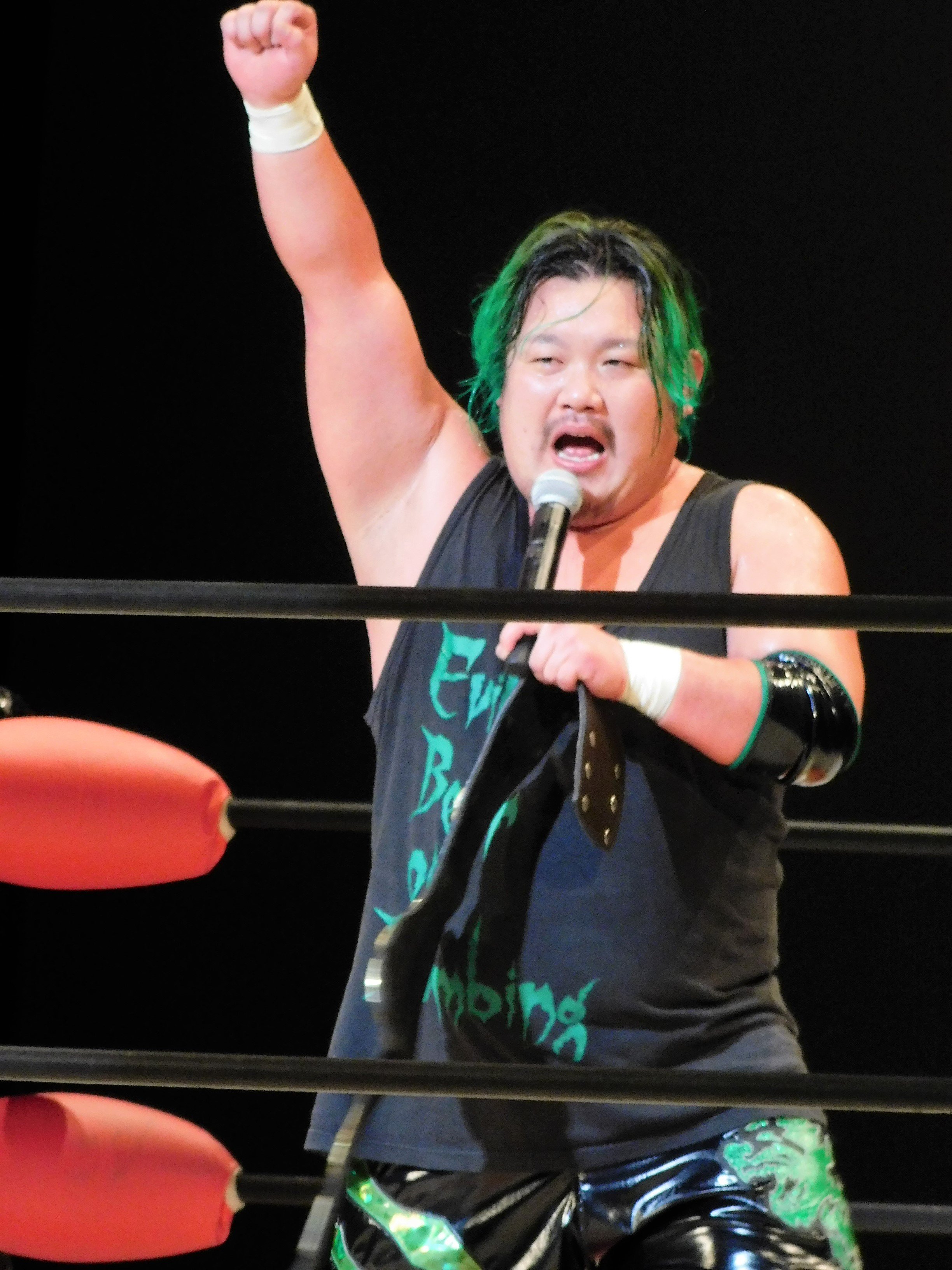 しおぽんぬ 第5試合 九州プロレス選手権試合 8回連続防衛中の王者めんたい キッド選手に挑むは 九プロ初参戦となる元 大阪 プロレスの三原一晃選手 終盤 互いの必殺技をキックアウトし合う展開の中 ラリアットからのエビルベアーボムで三原選手が