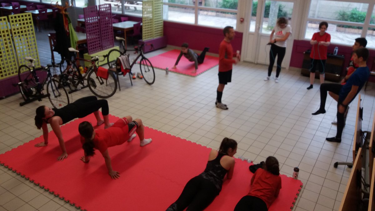 VendomeTri's tweet photo. Séance footing renforcement musculaire en salle ce matin.
Merci Stéphane pour ces ateliers variés 👍 https://t.co/MkLQbDw39p