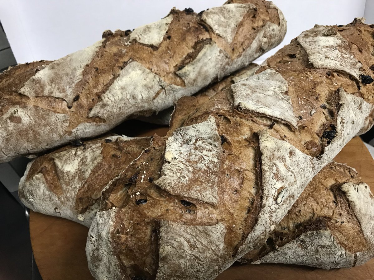 MasinoArena's tweet photo. Farina di timilia e russello con grue di cacao venezuelano, nocciole dei nebrodi e uvetta @pastamadreviva @adgitaly @MasinoArena #solocosebuone https://t.co/NsDifIVPue