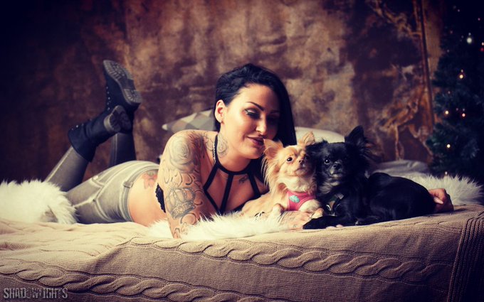 Habt einen schönen Sonntag ♥️😘 

#sonntag #chillivanilli #kuschlig #doglove #kiss #tattogirl #freddyjeans