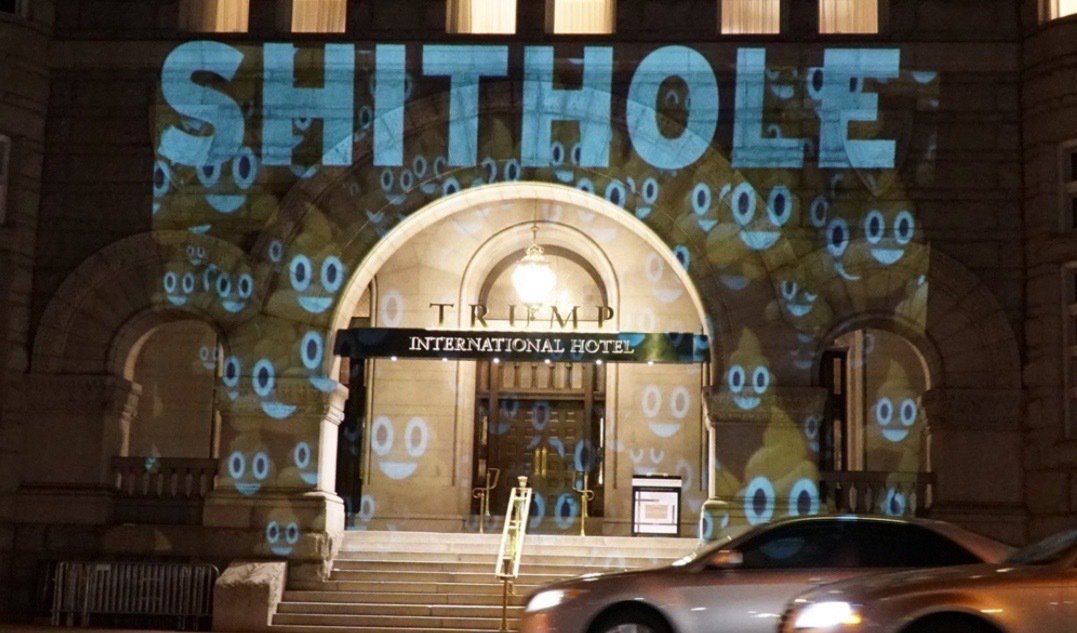 Трампу, похоже, нескоро простят его слова про shithole countries в отношении стран Африки, Гаити и Сальвадора. 

Вчерашняя проекция на отеле Трампа