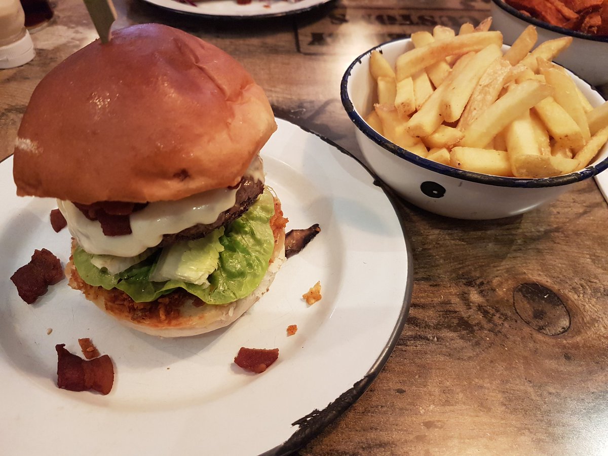Back in Edinburgh with family. Uni time for Kate. First time <a href="/BreadMeats_EDI/">Bread Meats Bread</a> for lunch. Cracking burger 😎👍