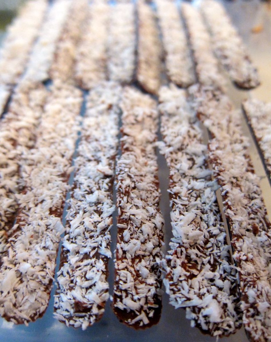 comachocolatier's tweet photo. Barritas de coco
#Chocolate en @csiexclusivo @CCLIDER @tolon_FM #TerrazaComa https://t.co/u6ntmWXt7V