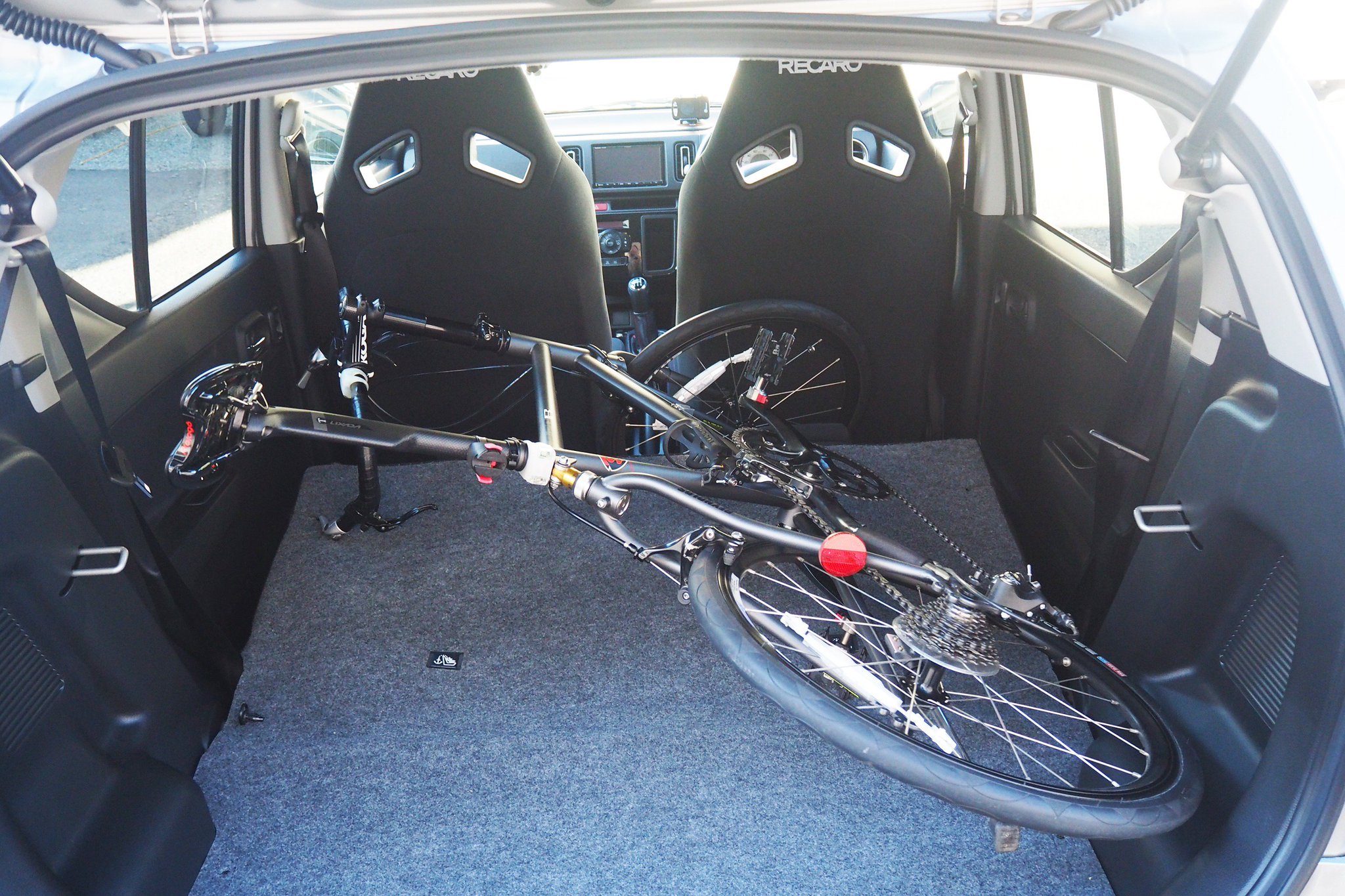 Te 2 アルトワークス自転車積載テスト Ultra Light 7は当たり前として Khsのp rは後席を倒せば前席動かすことなくバラさずに積載ok ホイールベースの長いkuwahara Gaapはシート外してロケットから2つ折りで積載可 ロードバイクのsculturaは前タイヤ