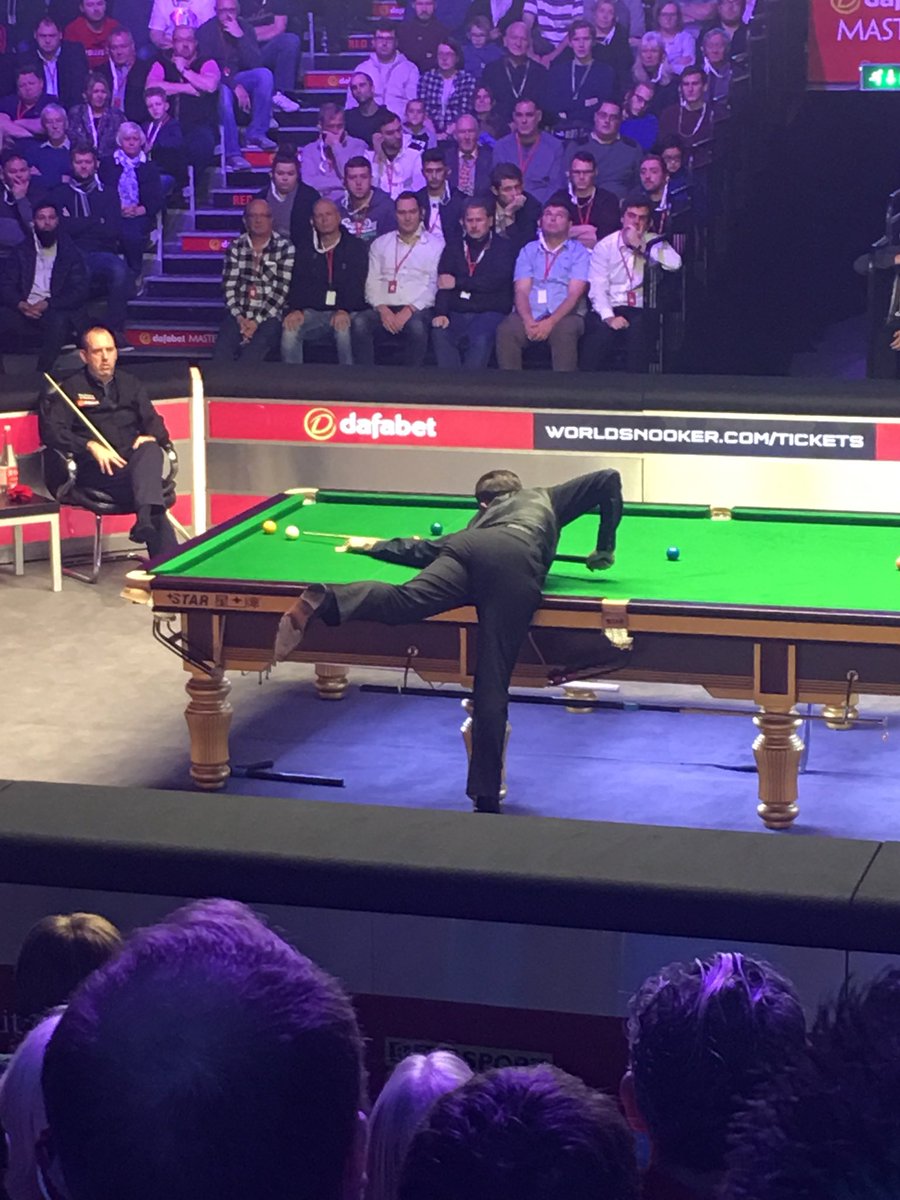 Dafasnooker's tweet photo. Great response from the world champion @markjesterselby who pulls a frame back to trail 2-1 #greatbreak #dafabetmasters https://t.co/zmNEOXbZfY