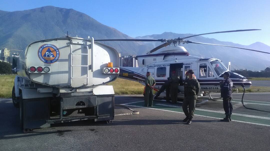 PCivil_Ve's tweet photo. La aeronave de la FANB es un Bell modelo 412 equipada con un dispositivo denominado helitanque. Un deposito que puede cargar  líquidos apagafuegos que se acciona desde el interior de la aeronave. https://t.co/MMuh8IdSTk