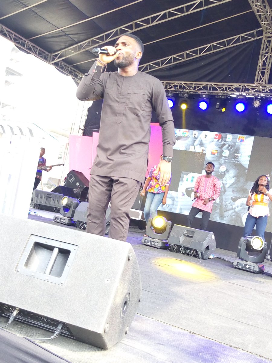 csi_redcarpet's tweet photo. Gbenga Adejumo leads us into God's Presence in praise #WinningEdge2018 https://t.co/QYmRBodgXD