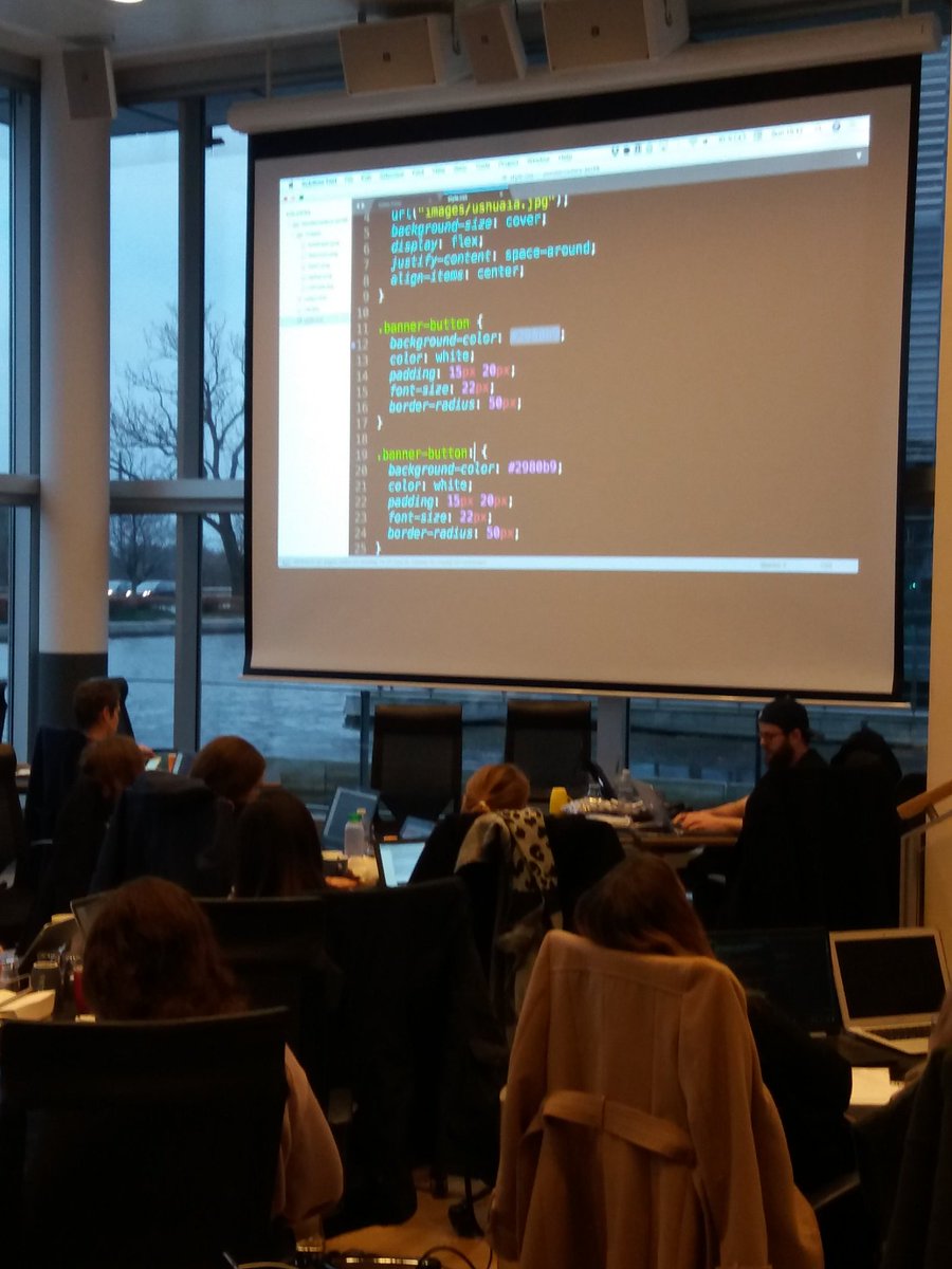 mivsen's tweet photo. Hovederne er ved at være fyldt med #wondercoders fra @stratosfeer #alwaysbuildyourbutton.  @PlamenaCherneva @nikol_shopova #AwesomeTeam https://t.co/rKauDQb4i9