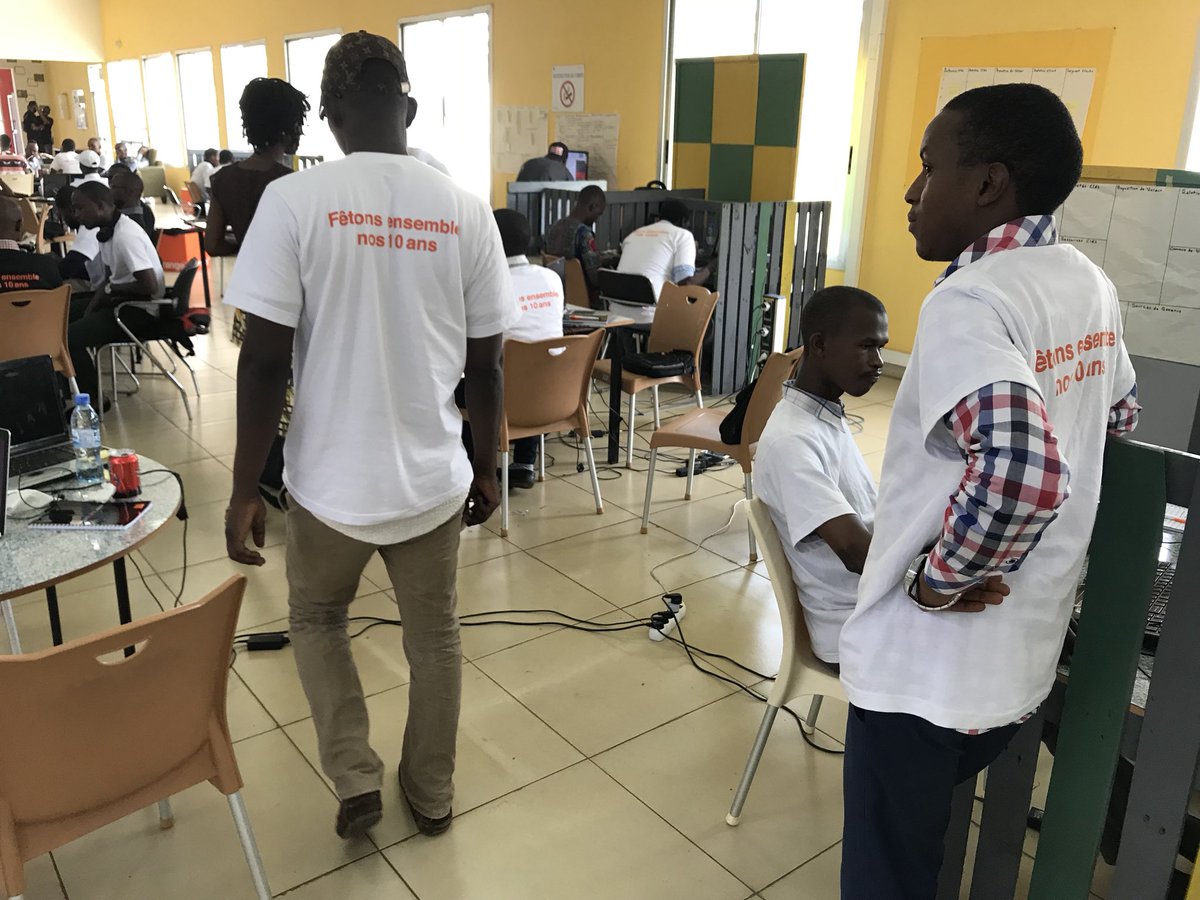 orangeguinee_gn's tweet photo. #Hackaton2017 : dans quelques instants, la présentation des projets. La tension monte ... @saboutech @ablogui @yiteretech https://t.co/feQgwHmQ20