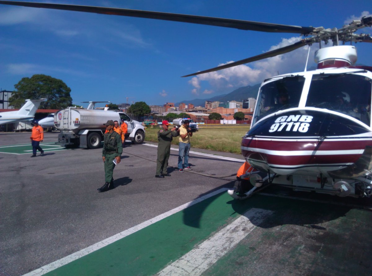 PCivil_Ve's tweet photo. Protección Civil presta apoyo al Bell 412 de la GNB para el llenado del helitanque y combatir el incendio en el WarairaRepano https://t.co/KzvDKT1oUc