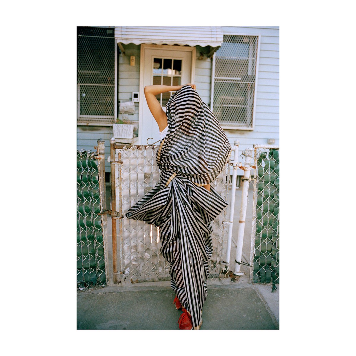 BorderandFall's tweet photo. The No. 2 Boggili Posi Kattukodam Drape from Andhra Pradesh is shown here on a Chanderi sari by #rawmango, resulting in crisp folds. It is traditionally worn with a heavier silk and softer folds. Photographed by #ridburman, styling #deepkailey #rashmivarma, model #carolhumtsoe. https://t.co/mE6UNY4h4W