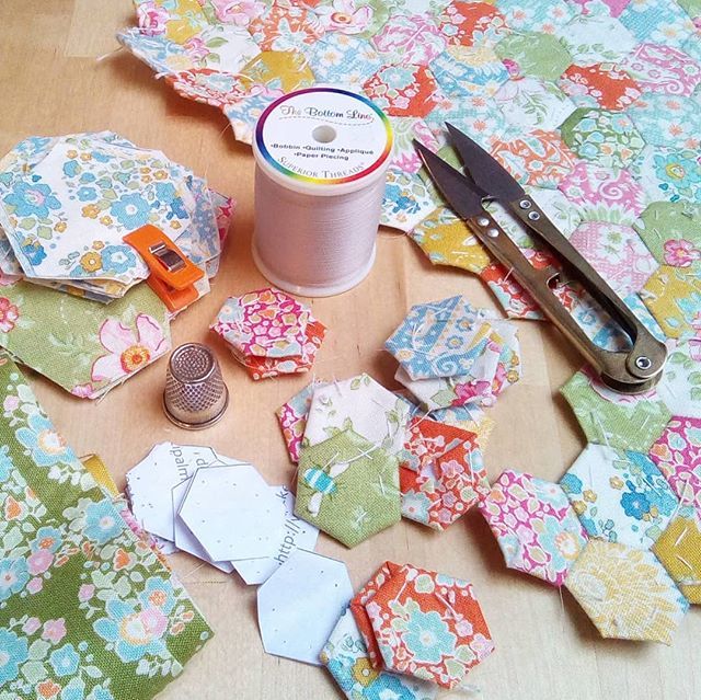 PatchCreatures's tweet image. Que coses un domingo por la tarde? Yo me he puesto a unir #hexagonos como una loca para un proyectito que tengo en mente! Feliz domingo! #patchwork #gijon #sewtogetherbag ift.tt/2mCjHjJ