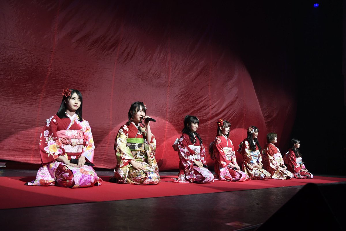 تويتر 細井孝宏 على تويتر 本日の19時からはtdcホールにて Akb48グループ 成人式コンサート 大人になんかなるものか でした 成人メンバーによる晴れ着姿のステージは本当に華やかで 子供の頃を知っているメンバー達をみて オトナになったな と感慨深いもの
