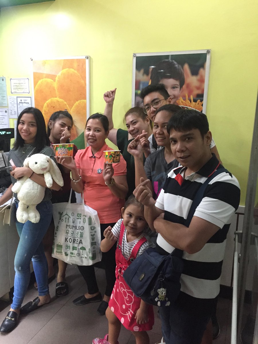 Mechel_RH's tweet photo. saranghae... before going home, one more time for our fave @PotatoCornerPH with the gang! @GorJESS_JCKa @doloresumaso @fulfa08 @VeejayMehehe @nixreyhipolito 
#PCGOLDCARD
#1YearFreeFries https://t.co/EcdWJ8oJok