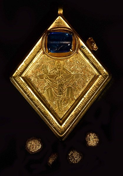 YorkshireMuseum's tweet photo. Want to know more about the impressive #MiddlehamJewel and its history? See it up close in our #MedievalYork display and join us this coming Tuesday for a special lunchtime curator's talk. https://t.co/K2Bm1TtGbx https://t.co/E2qczMowT9