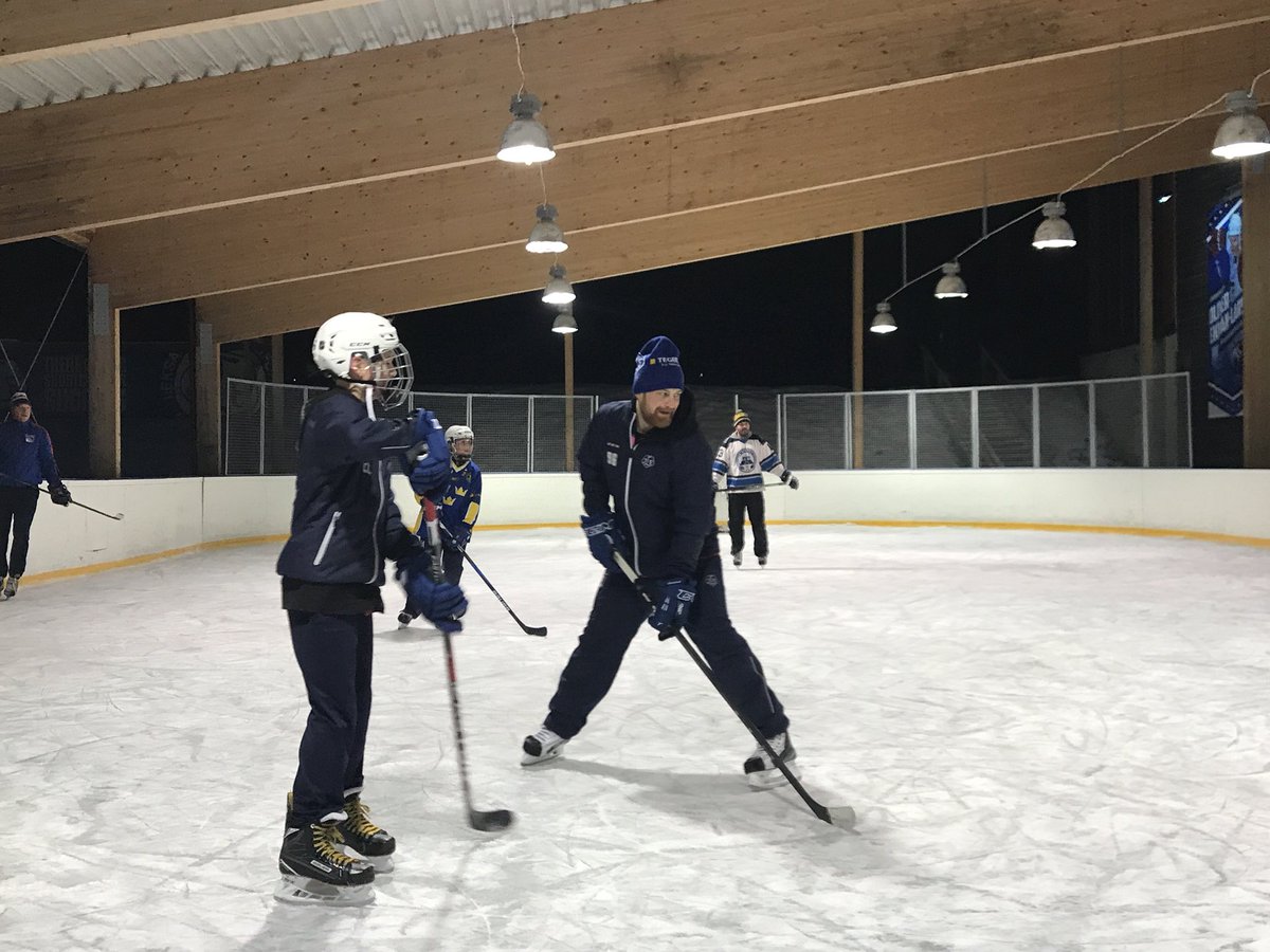 ClaesTirus's tweet photo. Var förbi Drömmarnas Arena och kikade lite. Hittade ett gäng kids som lirade med @ritto21 och @aslin89. Underbart att se kidsens (och Mattias och Davves) glädje. 👊 https://t.co/BycZGzrVpS