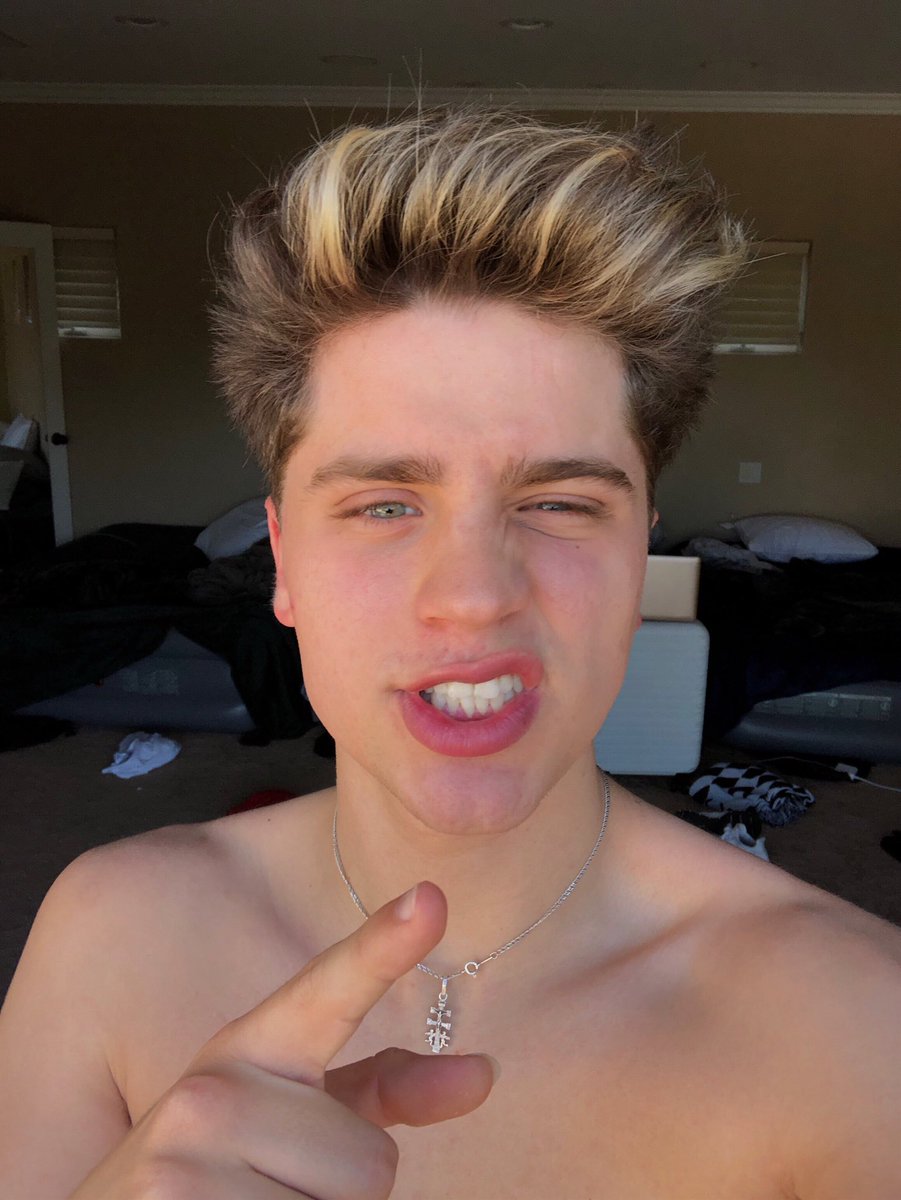 imartinezp_'s tweet photo. 18 years later I’m still figuring out how to dress my hair... which side is better?¿ https://t.co/CxWGpLvAgC