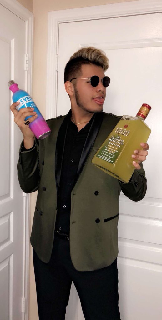 Ortega34Ortega's tweet photo. 21st Birthday @ Varsity πππβΌοΈπ₯π€πΌπΈπΎπΊ Wanna Thank Everyone That Came Out To Celebrate With me #7thSt https://t.co/poO8QyjfCP