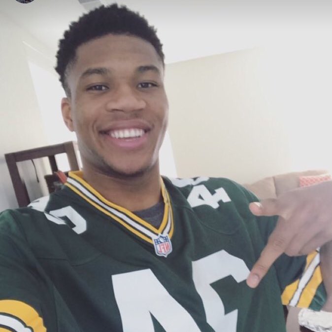 Bucks's tweet photo. Because he supports the @Packers!!

Giannis Antetokounmpo #NBAVote

🌟 RT = Vote 🌟 https://t.co/vMqLCD98Se