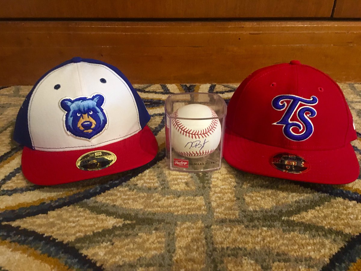 smokiesbaseball's tweet photo. 🚨@KrisBryant_23 AUTOGRAPHED BASEBALL GIVEAWAY ALERT🚨

Rules
- MUST be following us
- RT &amp; fav this tweet 
- Must be present at #CubsCon
- Come take a selfie with us! 

Contest ends at 11:30 AM https://t.co/84uZeharoJ