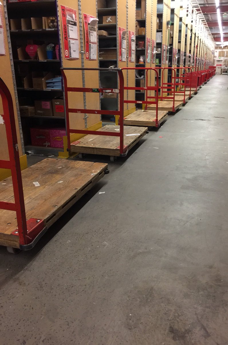 Split receiving and backroom! Sunday Funday! 👻👻👻 @NikoGonzo122 <a href="/MorganJennaT/">Morgan Thomas</a>