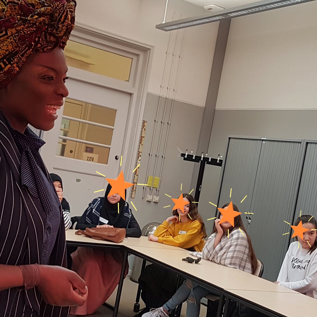 JaniceDeul's tweet photo. Gastles verzorgd voor 3de-klasleerlingen van  @Weekendschool Amsterdam-west. I.h.k. taal &amp; poëzieproject van meester Wilco Kalff en team gesproken over de kracht van woorden en mijn fashionactivisme. Was mooi. #Diversityrules https://t.co/pxmnqkD1Kb