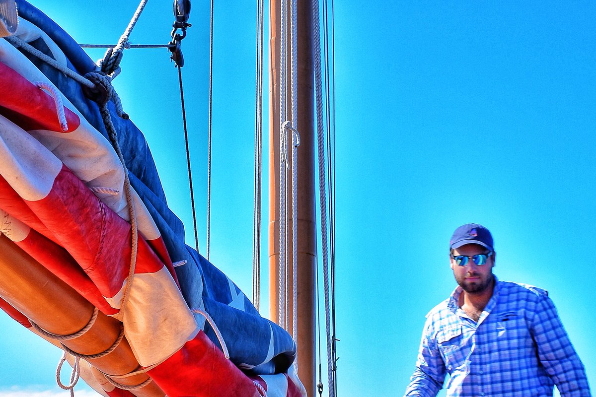 catboatcharters's tweet photo. Our #CaptainKurt and his Tigress ⛵️🇺🇸 on a fine July morning! 
#sailing #sailinglife #Edgartown #MarthasVineyard #Chappaquiddick #mvy #visitma #CatboatCharters #CertificateOfExcellence https://t.co/IuAHXNdwLL