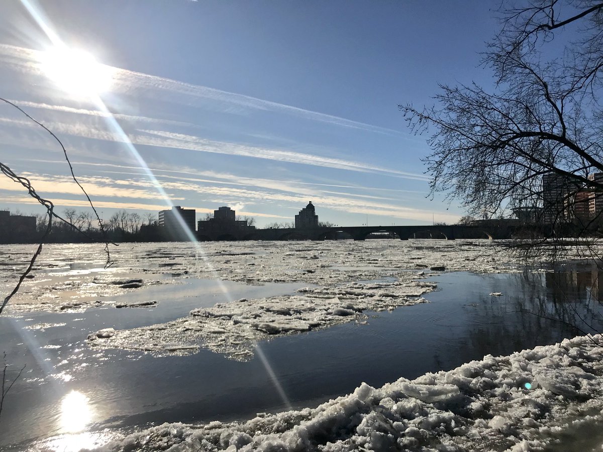 RiverfrontRecap's tweet photo. 14’ and rising. #ctriver #hartford #easthartford #brrr https://t.co/8Pbha5tZLp