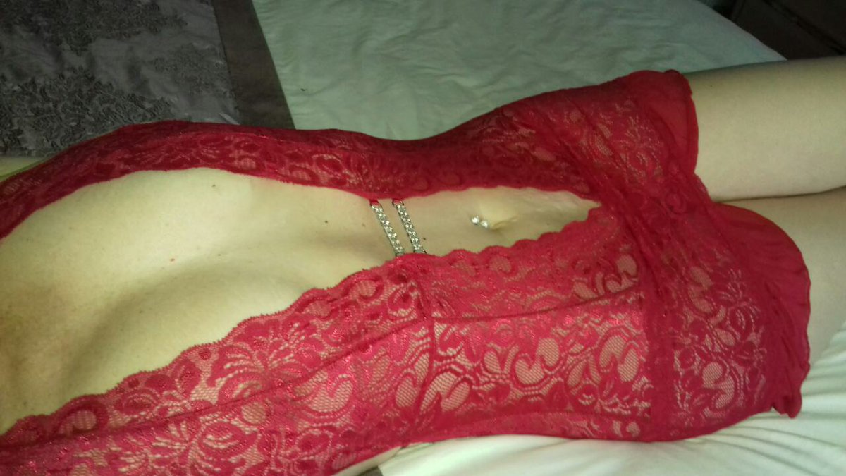 LookingFor1more's tweet photo. Lisa feeling red hot rt if you agree https://t.co/QZmEVP3ekO
