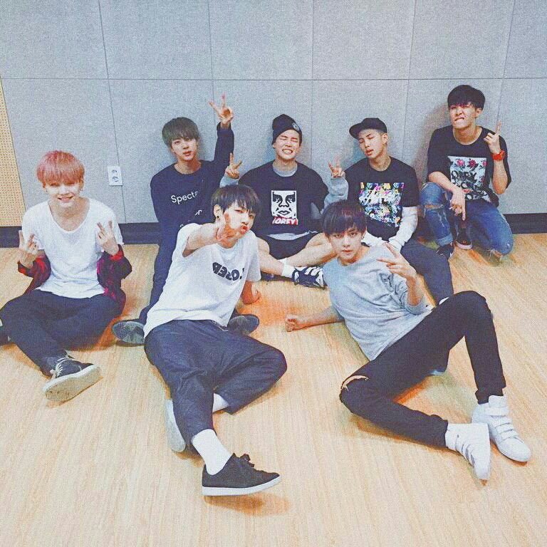 ARMYVN_twt's tweet photo. Cứ chửi mắng BTS theo cách mà bạn muốn 😊
Nhưng nên biết rằng : Họ vẫn sẽ thành công theo cách mà họ đã chọn ♡

Mối bận tâm bây giờ của tôi là BANGTAN, không phải cậu!! Nên đừng nghĩ rằng mình quá quan trọng 😊 https://t.co/paRYCLZeuB