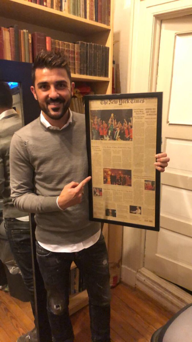 Visitando a mis amigos de <a href="/LaNacionalNYC/">CentroEspañolNetwork</a> en el evento Night of Spain en NYC me encontré este bonito recuerdo del <a href="/FIFAWorldCup/">FIFA World Cup</a> 2010!!! 🇪🇸🇪🇸🇪🇸 #nightofspain #lanacionalnyc