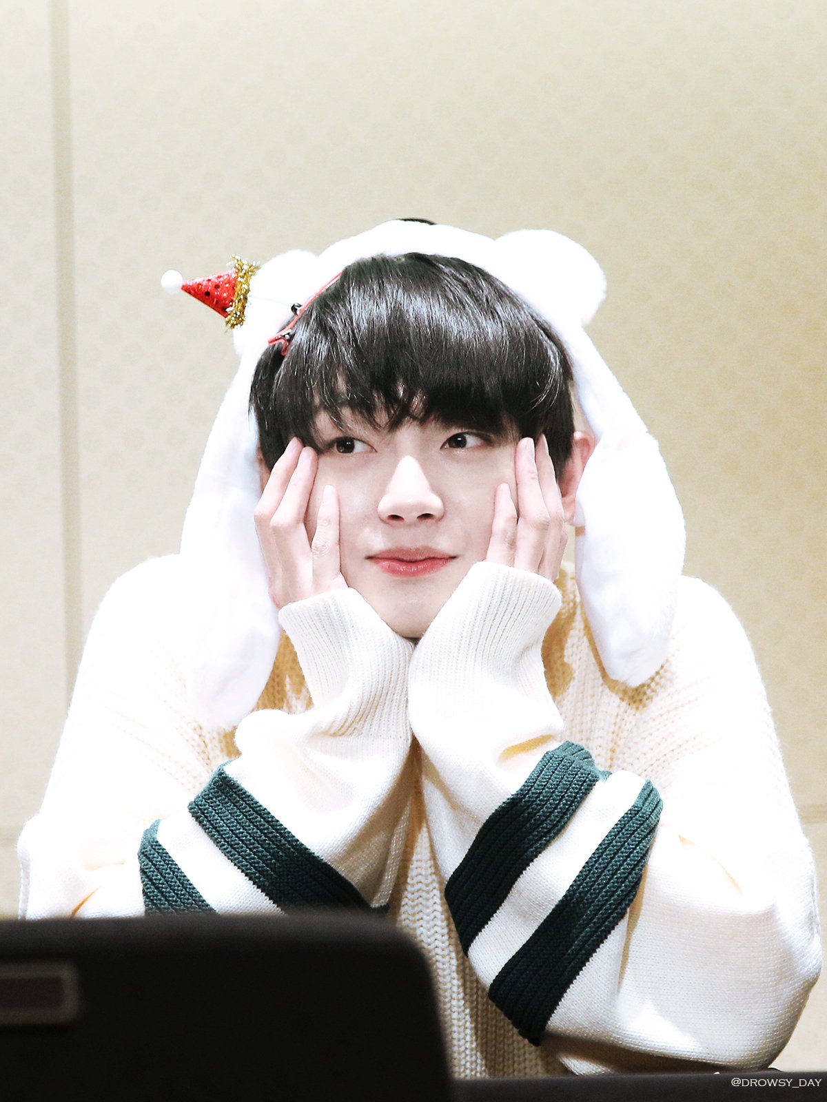 にゃう 来週には他の班に入れてもらえるように先生に言うよ と言うといつも静かな彼が少し大きな声で え どうして 俺と二人 いや 当たり前じゃん てか早く帰りたい 彼は 両手で頬杖をつき 俺はここでずーっと二人きりがいいのに こいつ