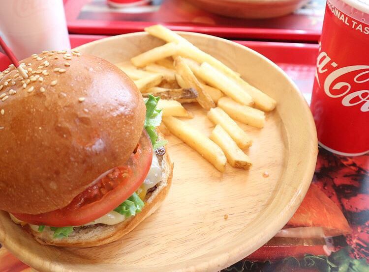 そういや、名古屋で僕の食欲をそそりまくってたこのお店！

めっちゃ美味しかったぁ🤤

コカコーラのロゴってなんかそそられるんだよね〜笑