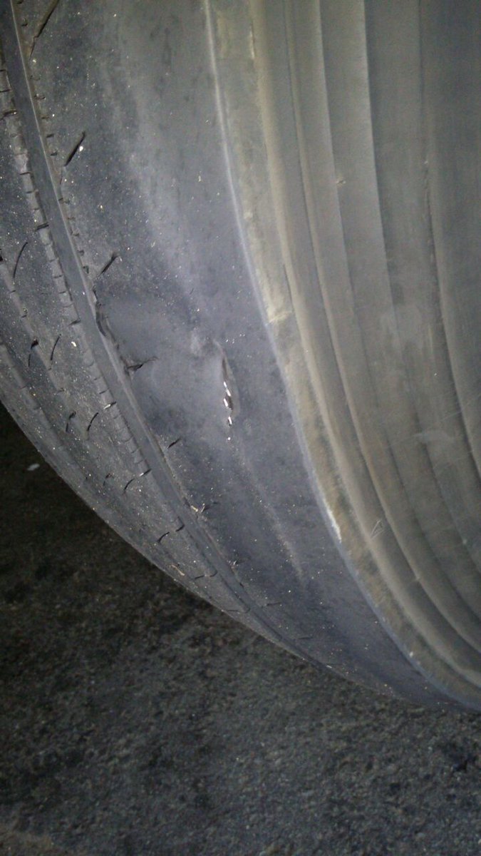 randpigspot's tweet image. RT* IntercityXpress Note
Prelim Info:Discontinue Notice Issued 20180114 +-18:00 
N3 Dehoek for bus with Unroadworthy tyre.
Both fined for expired operating licences.
Full load entering GP
Escorted to SAPS Heidelberg
#FixThisASAP
TrafficRTMC N3Route _Arri…