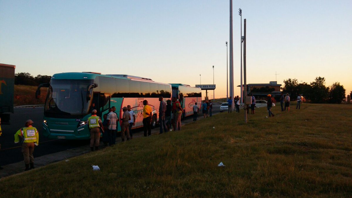 randpigspot's tweet image. RT* IntercityXpress Note
Prelim Info:Discontinue Notice Issued 20180114 +-18:00 
N3 Dehoek for bus with Unroadworthy tyre.
Both fined for expired operating licences.
Full load entering GP
Escorted to SAPS Heidelberg
#FixThisASAP
TrafficRTMC N3Route _Arri…