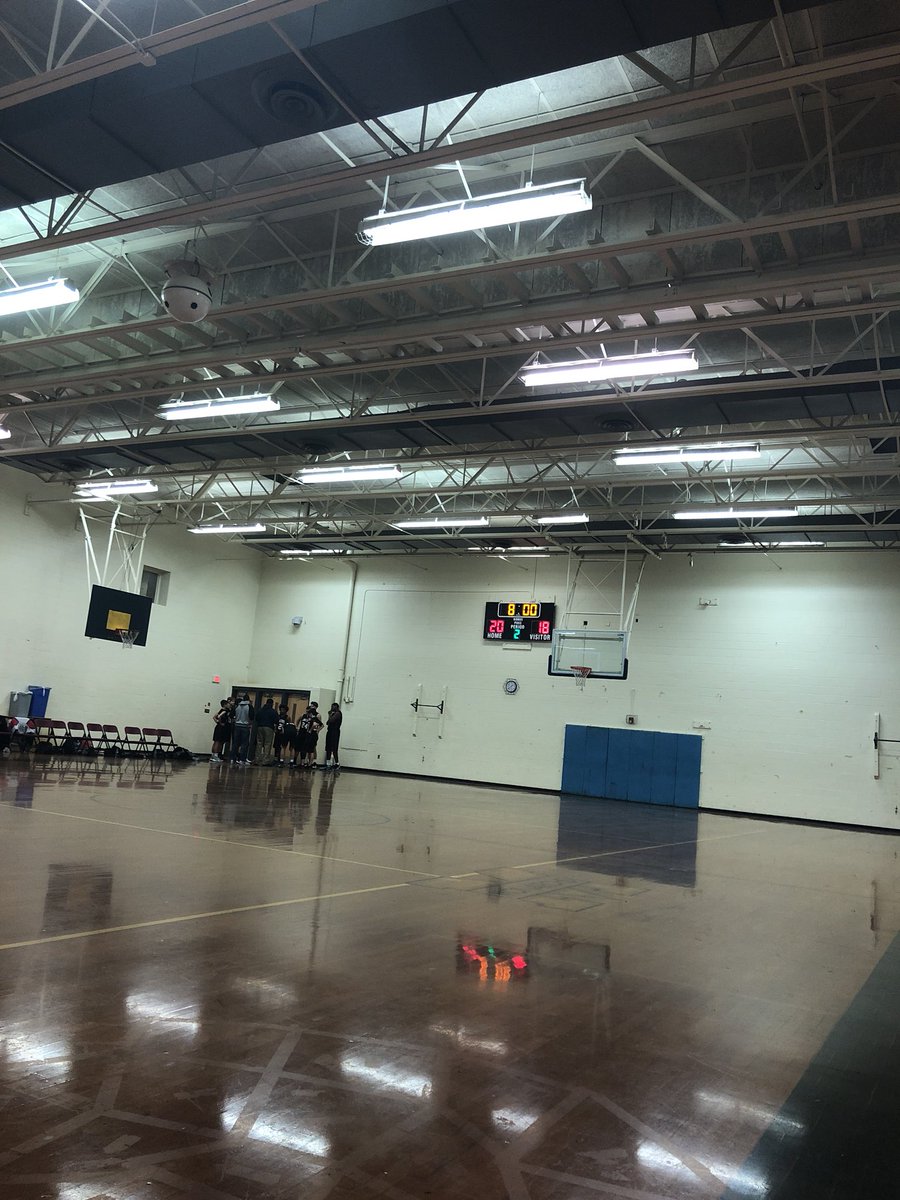 SmokeyBears_'s tweet photo. Halftime Score- Bears up 20-18 with @Mrmatt2000Ellis leading the way https://t.co/guuA94yKhk