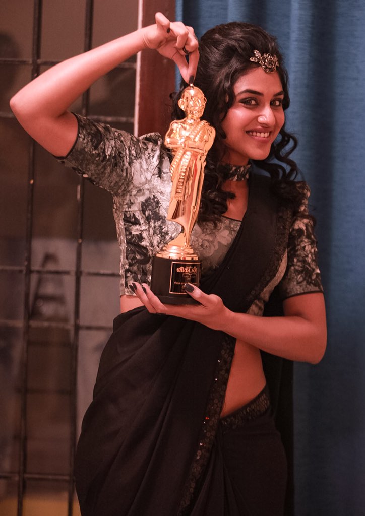 kollywoodtimes's tweet photo. #MeyaadhaMaan Girl @Actress_Indhuja gets the #BestCharacterArtist award for #MeyaadhaMaan #Congrats ! #VikatanAwards https://t.co/2XJtJhhD8p