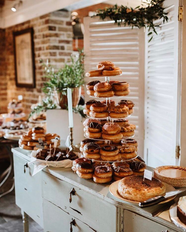 evsuite's tweet photo. Happy Sunday! We had to share this delicious looking donut dessert table! What a perfect idea for your next party🍩  Repost:@rockmywedding https://t.co/YQAAetCcqE