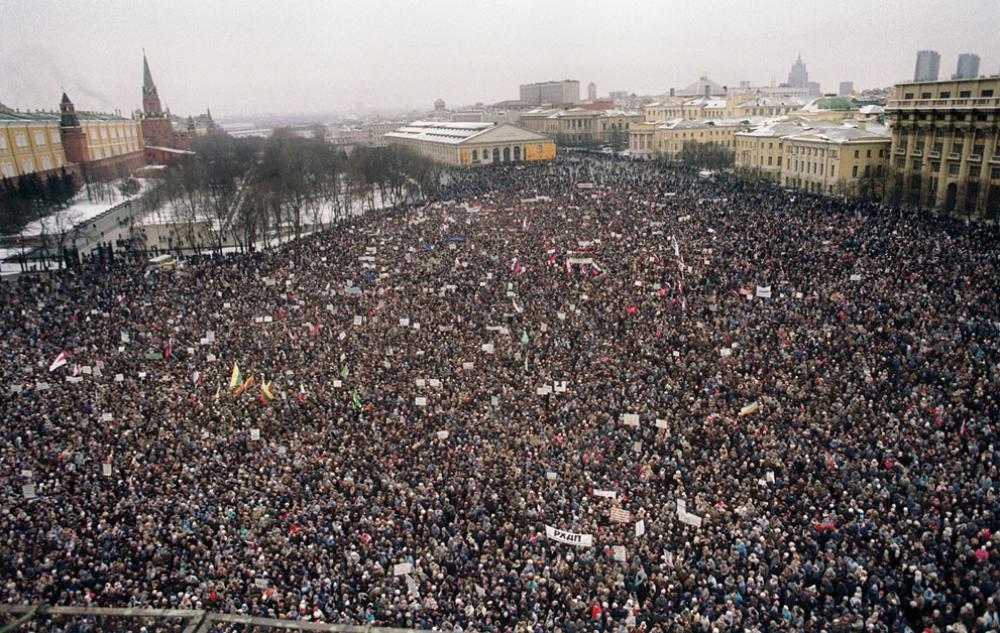 vkaramurza's tweet photo. 14 янв.1991, после ввода советских танков в Вильнюс, на Манежной площади в Москве прошел митинг солидарности с Литвой. В числе лозунгов – «Руки прочь от Литвы!» и «Сегодня Литва, завтра – Россия» (к слову, так и случилось, в августе). В митинге приняли участие до 500 тыс. человек https://t.co/CQsdvfCCPl
